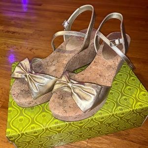 Gold bow wedges
